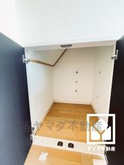 玄関には階段下収納がございます。ご家族の履き物がスッキリ片付きます。