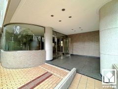 バリアフリーに配慮された、スロープ付きのエントランスアプローチ。