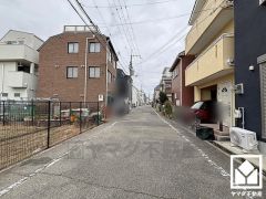 前面は道路をはさんで畑になっており開けているため、開放感があります。陽当たり・風通しも良好です。