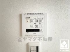 浴室暖房乾燥機付き。真冬の寒い浴室を暖かく、また雨の日の洗濯物の乾燥にと多用途に活躍する機能です。