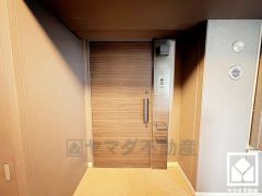 ナチュラルな木目調のドアが落ち着いた雰囲気を演出し、訪れる人々を温かく迎えます。