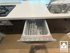 毎日の家事の負担を軽減でき、水道代の節約にもなる食器洗乾燥機付き。