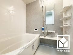 1日の疲れを癒す浴室でゆったりリフレッシュ。清潔感あふれる空間で、毎日のバスタイムをより快適に。