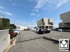 敷地内に駐車場を完備（月額8500円）。現在、駐車場に空きがございます。空き状況は変動いたしますので、詳細は弊社スタッフまでお気軽にお問い合わせください。