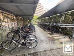 屋根付き駐輪場なので、雨や風、直射日光から自転車を守ることができます。