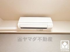 配線カバー施工済みです。すっきりとしたお部屋の美観を損なわない見た目に仕上がっています。