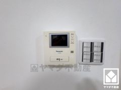 突然の来訪時でも安心なモニター付きインターホンを完備。お留守番中のお子様でも簡単に来訪者の確認ができます。