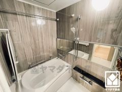 清潔感あふれる空間で、毎日のバスタイムをより快適に。真冬の寒い浴室を暖かく、また雨の日の洗濯物の乾燥にと多用途に活躍する浴室暖房乾燥機付きです。