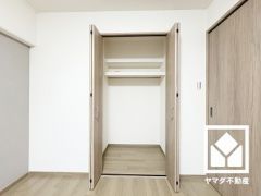 クローゼットは奥行きがあるので、収納力も申し分ありません。