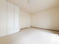 防音性、保温性に優れたカーペット敷き詰めの洋室。防滑性、クッション性も高く、お子様のお部屋としてもお勧めです。