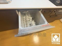 毎日の家事の負担を軽減でき、水道代の節約にもなる食器洗乾燥機付き。