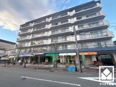 北側には国道43号線が通っています。阪神高速道路・名神高速道路と繋がる西宮インターチェンジも下道で5分圏内。神戸・大阪・京都方面へ出やすく、車での移動にも便利な立地です。