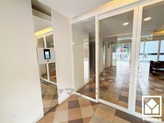 エントランスから始まる、快適な暮らし。オートロック完備の防犯性とデザイン性を両立した、安心の住まい。