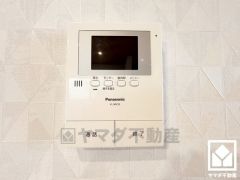 突然の来訪時でも安心なモニター付きインターホンを完備。お留守番中のお子様でも簡単に来訪者の確認ができます。