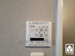 浴室暖房乾燥機付き。真冬の寒い浴室を暖かく、また雨の日の洗濯物の乾燥にと多用途に活躍する機能です。