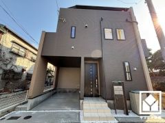 落ち着いた色合いと直線的な美しさが調和したモダンな外観。帰るたびに安心感を感じられる佇まい。