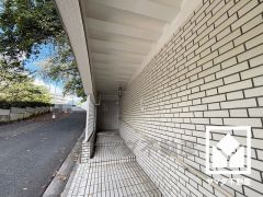 敷地内に屋外平面式・屋内機械式駐車場を完備（月額13,000円）。現在、駐車場に空きがございます。空き状況は変動いたしますので、詳細は弊社スタッフまでお気軽にお問い合わせください。