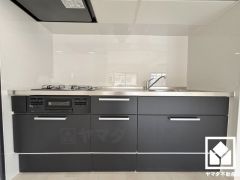 調理に手間がかかりがちな肉や魚を、短時間でサッと焼き上げることができるグリル付き。換気効率が高くお手入れしやすいスリム型のレンジフードも完備。スッキリとしたスタイリッシュなデザインも魅力の一つです。