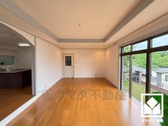 心地よい空間が広がるリビングで、家族みんなが快適に過ごせる時間を提供。