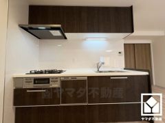 調理に手間がかかりがちな肉や魚を、短時間でサッと焼き上げることができるグリル付き。換気効率が高くお手入れしやすいスリム型のレンジフードも完備。スッキリとしたスタイリッシュなデザインも魅力の一つです。