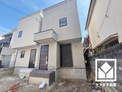 納戸は窓のある明るい洋室としてもお使いいただけます。独立したお部屋なのでプライベートな時間をゆったり過ごせそうです。