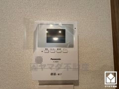 突然の来訪時でも安心なモニター付きインターホンを完備。お留守番中のお子様でも簡単に来訪者の確認ができます。