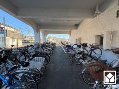 屋内駐輪場なので、雨や風、直射日光から自転車を守ることができます。