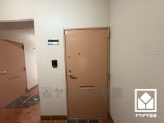 シンプルで洗練された玄関デザイン。帰るたびにホッとできる、心地よい住まいの入り口。