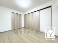 リビングに繋がるお部屋で、一体利用も可能です。