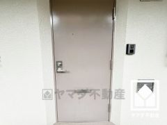 シンプルで洗練された玄関デザイン。帰るたびにホッとできる、心地よい住まいの入り口。