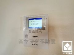 突然の来訪時でも安心なモニター付きインターホンを完備。お留守番中のお子様でも簡単に来訪者の確認ができます。