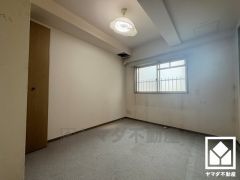 約5.6帖の洋室です。全居室に窓がございます。明るい陽光がたっぷり差し込む心地よい生活空間です。（リフォーム前の写真となります。2025年10月24日フルリフォーム済）