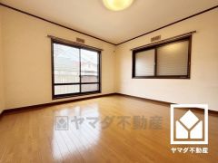 間取り図では和室ですが、現況洋室となっております。お子様のお部屋などにも丁度良い広さです。