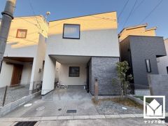 2階に西向きバルコニーもございます。バルコニーと屋上テラスが1か所ずつございますので、お洗濯物をたっぷりと干す事ができます。