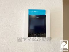 突然の来訪時でも安心なモニター付きインターホンを完備。お留守番中のお子様でも簡単に来訪者の確認ができます。