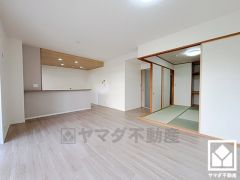 広々18.3帖のLDKが魅力。家族全員がリラックスできる、ゆったりとした快適リビングで温かい団らんの時間を。