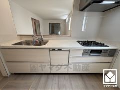 カウンターキッチンなので配膳や片付けがしやすく、お料理中でもお子様の様子が分かって安心です。キッチン横には窓がございますので、昼間は手元が明るく、お料理がはかどります。