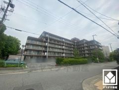 ゆったりとした道路幅があり車を選ばないのでお友達やお客様も訪れやすい環境です。