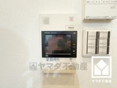 突然の来訪時でも安心なモニター付きインターホンを完備。お留守番中のお子様でも簡単に来訪者の確認ができます。