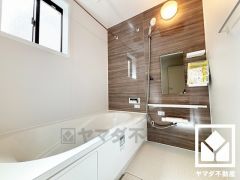 1日の疲れを癒す浴室でゆったりリフレッシュ。小窓が付いているので明るく、こもりがちな湿気もすぐ取り除くことができます。