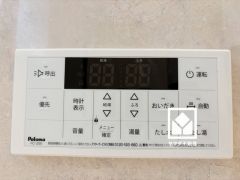 ボタン1つで自動でお湯張りができるオートバス機能付き。追い炊き機能もございますので、いつでも温かいお風呂に入ることができます。