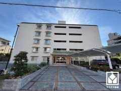 重厚感のあるファサードが、洗練された暮らしを予感させる。品格あるデザインが魅力のマンション。