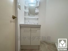 収納豊富でスッキリお使い頂ける洗面台です。洗面ボウルが広めなので、忙しい朝でも身支度がしやすく時短になります。