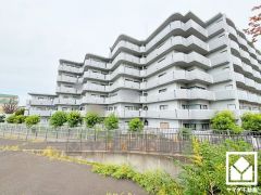 重厚感のあるファサードが、洗練された暮らしを予感させる。品格あるデザインが魅力のマンション。