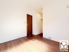 約5.25帖の西側洋室です。お子様のお部屋などにも丁度良い広さです。