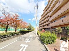 敷地南側にJR東海道本線が走っていますが、断熱・防音性の高い複層ガラスを採用しており電車の音が気になりません。冷暖房効率を高めながら、静かな環境で落ち着いた生活をお送りいただけます