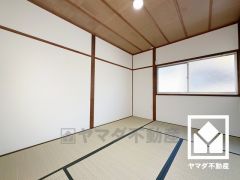 陽光がたっぷり差し込む洗練された和室。温かみのある畳のスッキリとしたデザインが、暮らしを心地よく彩ります。