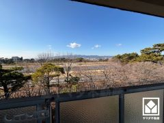 バルコニーからは緑豊かな武庫川が望めます。6階建て最上階の開放感あふれる眺望と利便性が融合した住まい──穏やかな毎日をここから。