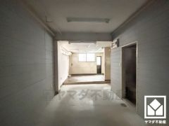 インナーガレージを完備。重い荷物や雨の日の移動もスムーズで、快適なカーライフを実現。ガレージ奥には倉庫と、ミニキッチン付きのフリースペースがございます。
