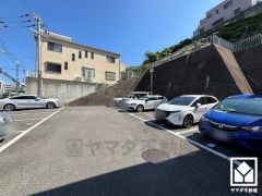 敷地内に駐車場を完備（月額13000円）。重い荷物や雨の日の移動もスムーズで、快適なカーライフを実現。